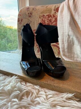 BCBG Max Azria Patent & Elastic Platform Heels – Black – Size 7.5